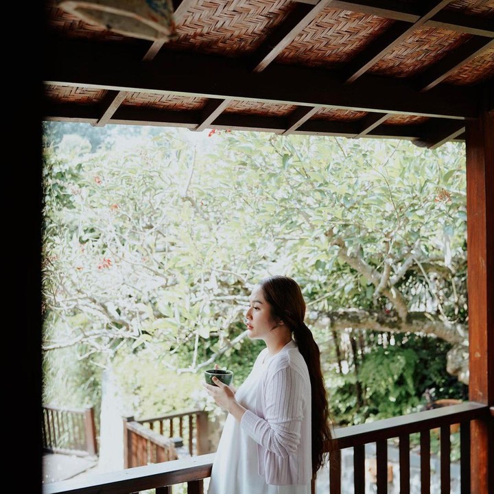 <p>Di waktu luangnya, Siti Badriah juga sering me time nih. Ia menikmati momen sendiri di rumah. (Foto: Instagram @sitibadriahh)</p>