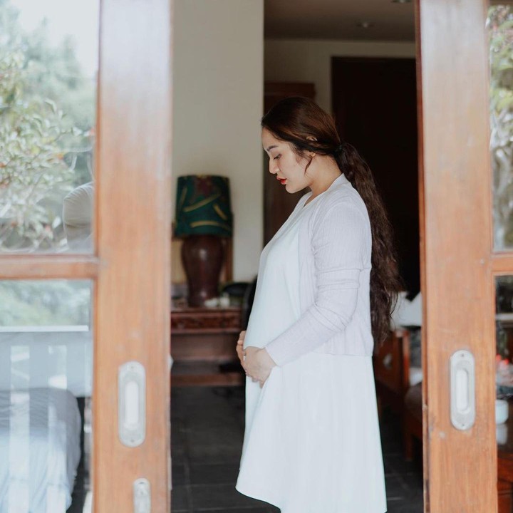 <p>Siti Badriah tengah menanti kelahiran anak pertamanya nih, Bunda. Siti sering banget mengunggah baby bump-nya di media sosial. (Foto: Instagram @sitibadriahh)</p>