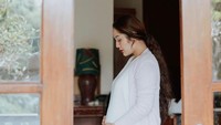 <p>Siti Badriah tengah menanti kelahiran anak pertamanya nih, Bunda. Siti sering banget mengunggah baby bump-nya di media sosial. (Foto: Instagram @sitibadriahh)</p>