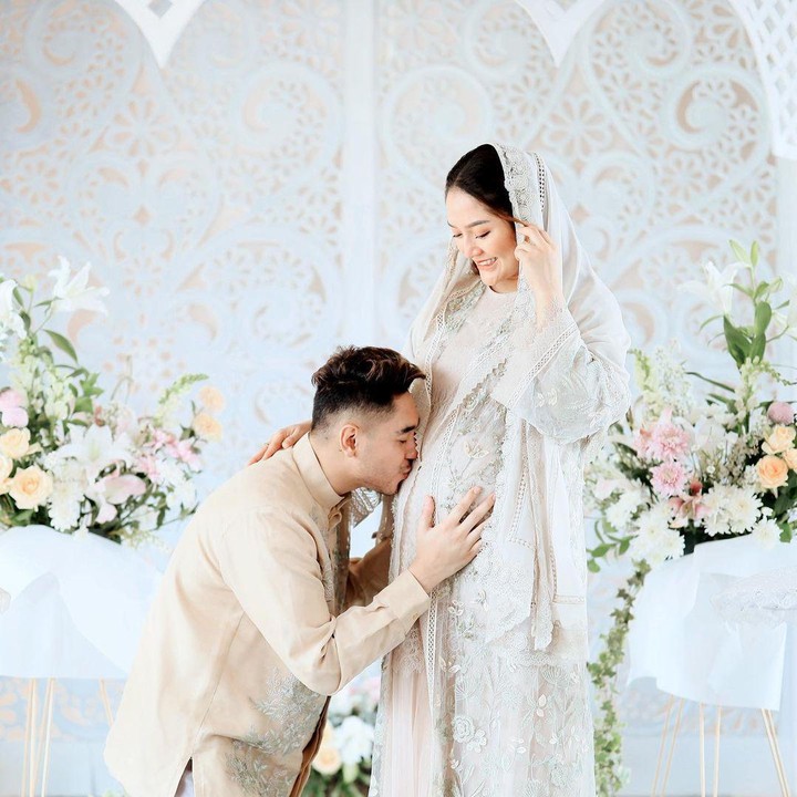 <p>Kehamilan pertama setelah dua tahun menanti ini, jadi kado terindah bagi Siti dan suami. Keduanya menganggap ini sebagai hadiah besar yang tak ternilai dari Allah SWT. (Foto: Instagram @sitibadriahh)</p>