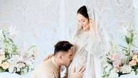 <p>Kehamilan pertama setelah dua tahun menanti ini, jadi kado terindah bagi Siti dan suami. Keduanya menganggap ini sebagai hadiah besar yang tak ternilai dari Allah SWT. (Foto: Instagram @sitibadriahh)</p>
