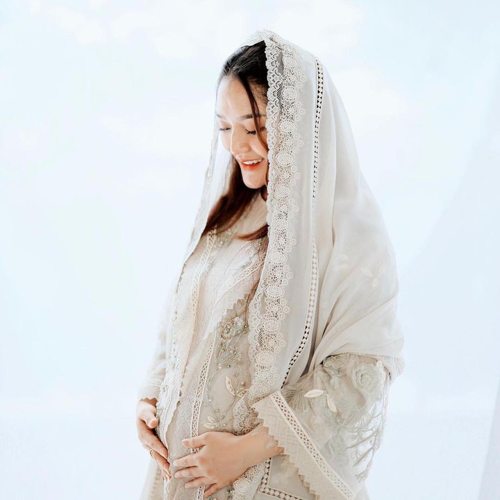 <p>Menginjak usia kehamilan yang tua, istri Krisjiana Baharudin ini semakin terlihat glowing lho. Ia pun kerap tampil modis meski tengah berbadan dua. (Foto: Instagram @sitibadriahh)</p>