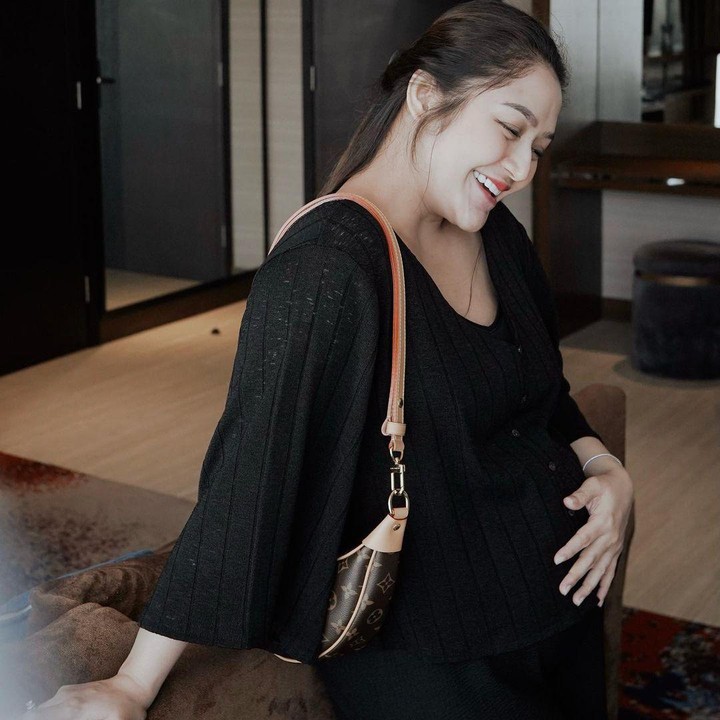 <p>Siti Badriah juga masih sering jalan-jalan saat hamil. Wanita 30 tahun ini terlihat masih aktif di berbagai kegiatan. (Foto: Instagram @sitibadriahh)</p>