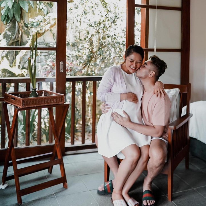 <p>Di kehamilan pertamanya ini, Siti kerap menghabiskan waktu bersama sang suami dan makin mesra. (Foto: Instagram @krisjianabah)</p>