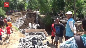 VIDEO: Jembatan di Ponorogo Ambrol, 2 Pekerja Tertimbun