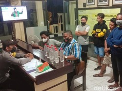 Resah Toko Jual Miras, Warga Banyuwangi Borong Arak dan Serahkan ke Polisi