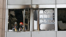FOTO: Situasi Dramatis Penyelamatan di Kebakaran Gedung Osaka