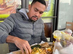 Ahmad Sahroni Crazy Rich Tanjung Priok Ternyata Hobi Makan Nasi Bungkus