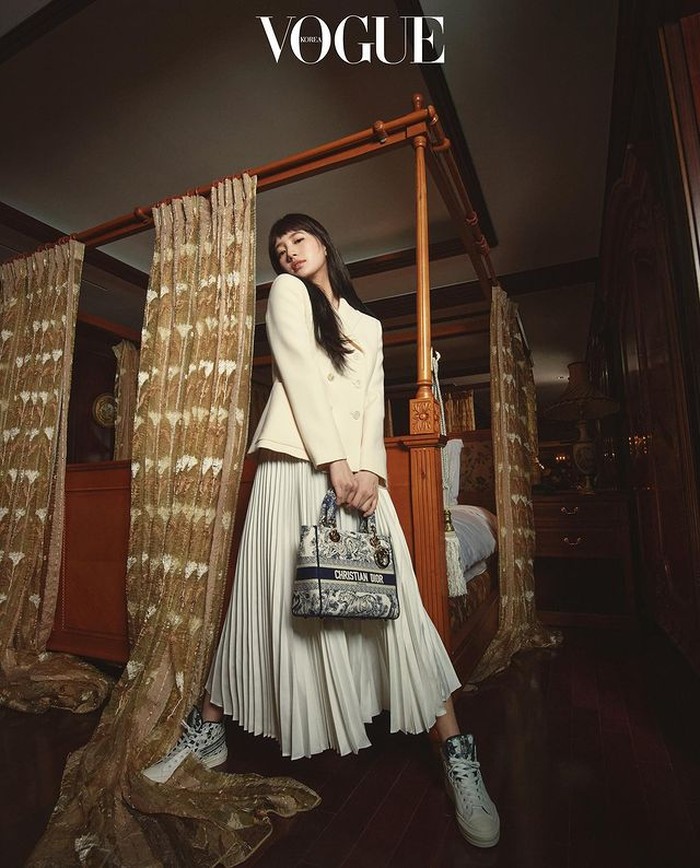 Aktris cantik dan berbakat Suzy, merepresentasikan sosok perempuan kontemporer yang cocok dengan filosofi koleksi Dior Cruise 2022. Koleksi Dior dibawakan dengan bebas dan cantik oleh Suzy. / foto: instagram.com/voguekorea