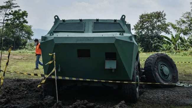 Pindad lakukan uji ledak terhadap satu model kendaraan tempur Anoa-2 dengan penggerak 6x6.