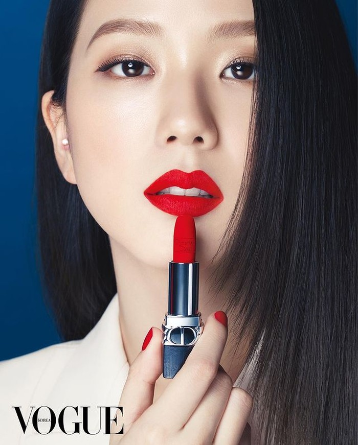 Berkolaborasi dengan Vogue Korea dan Christian Dior Beauty, Jisoo mengekspersikan seorang wanita yang penuh gairah, dengan mata hitam seperti aurora, rambut lurus panjang dan bibir merah. / foto: instagram.com/voguekorea