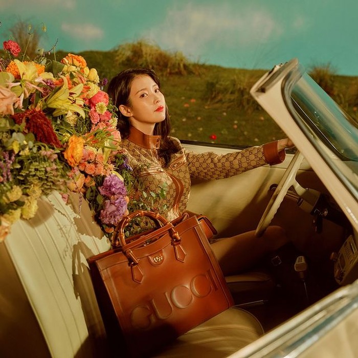 Bersama dengan Kai, IU menjadi brand ambassador untuk Gucci. Namun, peran IU spesifik untuk mempromosikan koleksi tas dan line beauty. Sedangkan Kai EXO didaulat sebagai global ambassador yang mewakili semua produk Gucci. / foto: instagram.com/voguekorea