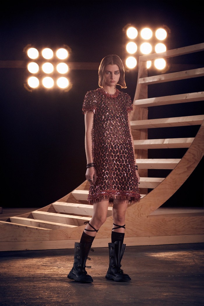 Selain gaun malam panjang, alternatif lain hadir lewat pilihan T-shirt dress berhiaskan detail yang mewah.Foto: courtesy of Dior