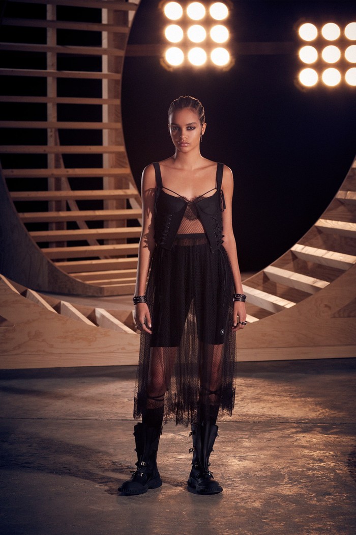 Gaun transparan telah menjadi salah satu signature Maria Grazia Chiuri, kini ia menampilkan trik bergaya dengan item tersebut lewat mengenakannya bersama biker shorts!Foto: courtesy of Dior