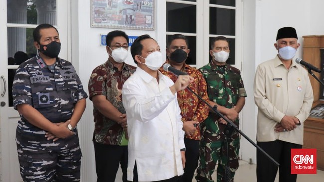 Empat kepala daerah di Sumbar tidak hadir dalam rapat koordinasi (rakor) penanganan Covid-19 di Auditorium Gubernur yang dipimpin Mendagri Tito Karnavian.