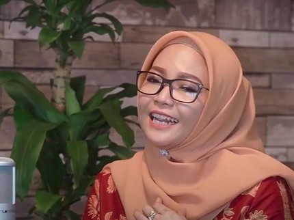 5 Fakta Istri Menag, Kena Fitnah Usai Video Dipegang Pipi Viral Padahal...