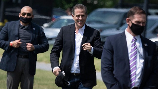 Anggota parlemen Amerika Serikat, Marjorie Taylor Greene, menunjukkan sejumlah foto porno anak Presiden Joe Biden, Hunter Biden, saat rapat pada Rabu (19/7).