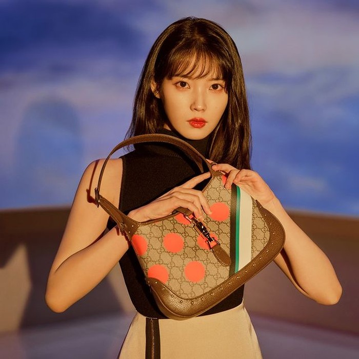 IU, penyanyi cantik dan mungil ini sudah menjadi brand ambassador Gucci sejaak tahun 2019. Kali ini IU membawakan koleksi tas terbaru dari Gucci untuk musim liburan. / foto: instagram.com/voguekorea
