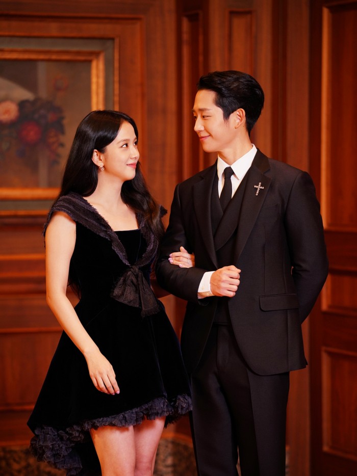 Dalam drama Snowdrop, Jisoo akan berperan sebagai mahasiswi bernama Young Ro yang secara tak sengaja menemukan Soo Ho (Jung Hae In), ketika pria itu terluka. Young Ro pun membantu Soo Ho dengan 'menyembunyikan' pria tersebut di asrama perempuan universitasnya./ Foto: Top Daily via allkpop.com