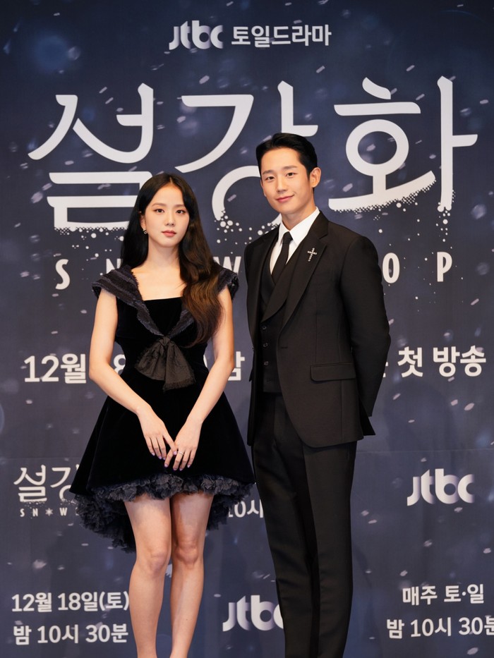 Tak hanya mengusung unsur romansa, namun Snowdrop juga menghadirkan genre black romance, crime, dan juga komedi. Dengan latar tahun 1980-an, Snowdrop juga menggunakan latar Korea Selatan yang tengah mengalami gejolak politik saat itu./ Foto: Top Daily via allkpop.com