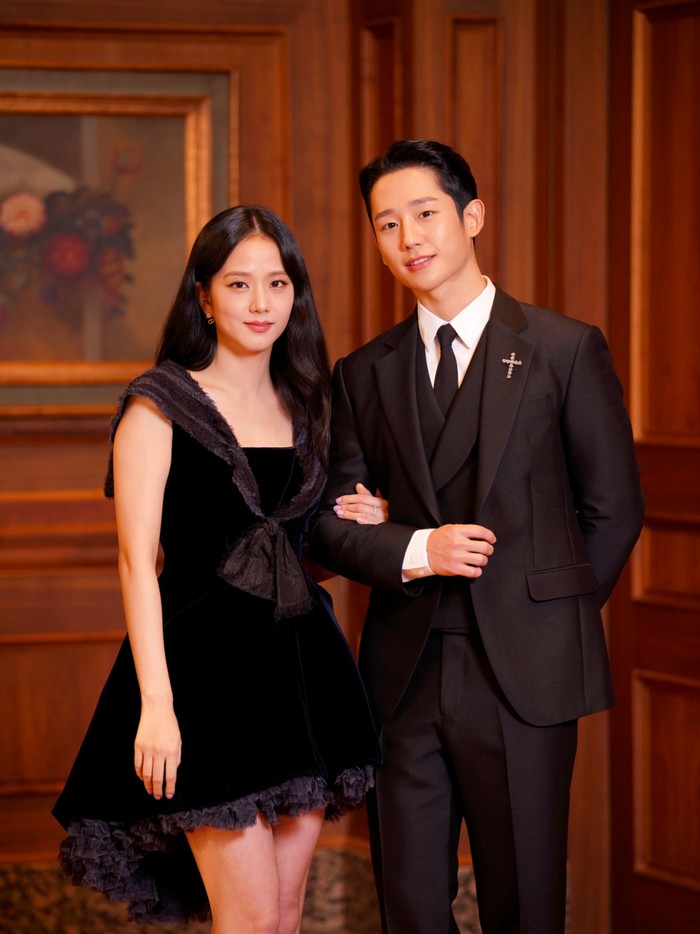 Banyak yang sudah menantikan akting dari pasangan yang disebut sebagai 'Visual Couple' ini. Terlebih, Snowdrop akan menjadi drama pertama Jisoo di mana ia yang menjadi pemeran utama perempuan. Sementara, Snowdrop menjadi comeback Jung Hae In setelah D.P yang rilis pada Agustus 2021./ Foto: Top Daily via allkpop.com