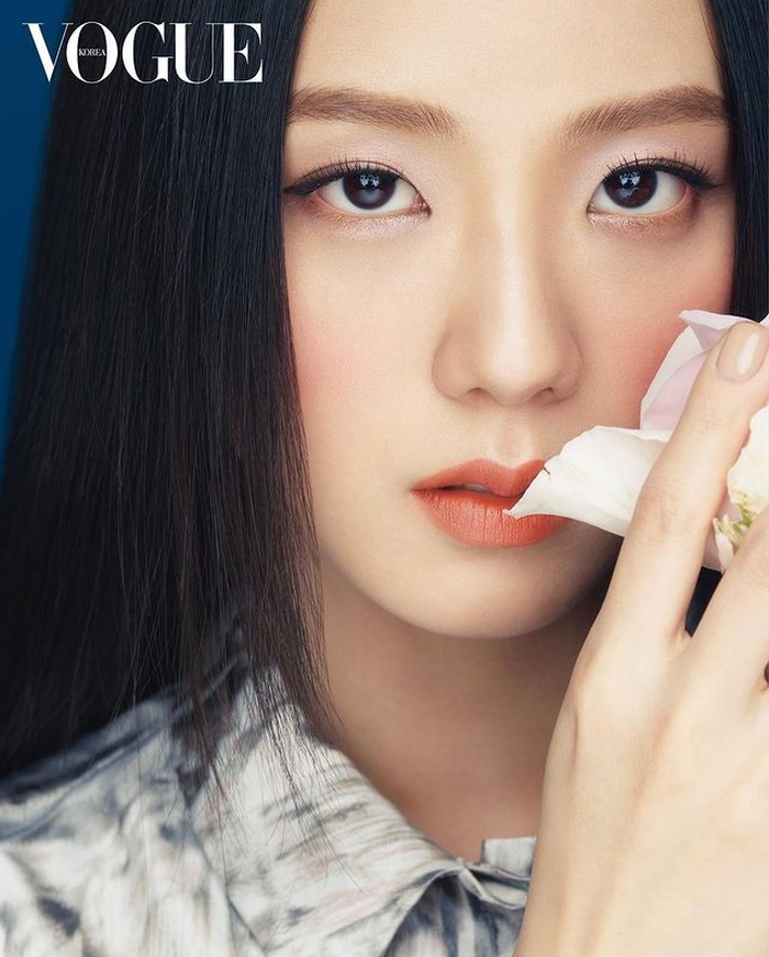 Jisoo pertama kali bekerja sama dengan Dior pada tahun 2019 untuk Dior Beauty. Di tahun selanjutnya, ia ditunjuk menjadi muse fashion Dior dan di tahun 2021, Jisoo resmi menjadi global ambassador untuk Dior. / foto: instagram.com/voguekorea