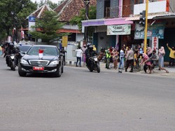 Jokowi Bagi Kaos dan Buku ke Warga Bojonegoro Saat Melintas Menuju Ngawi