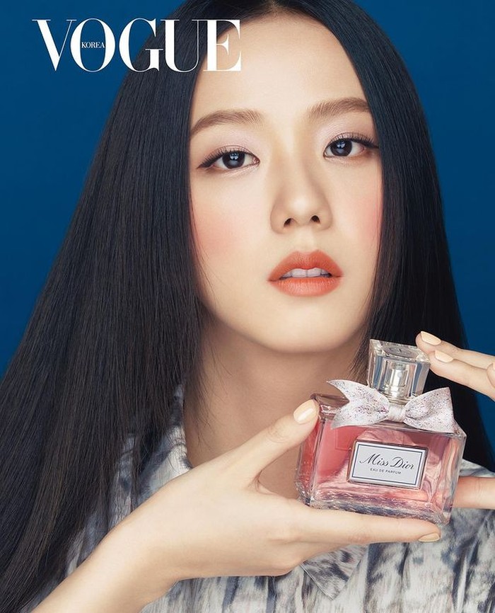 Kali ini Jisoo membawakan parfum legendaris dari Dior, yakni Miss Dior Eau de Parfum. Parfum ini memiliki aroma bunga peony, iris, dan lily lembah serta aroma mawar langka yang ada di Prancis. / foto: instagram.com/voguekorea
