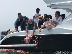 Keluarga Melarung Sebagian Abu Kremasi Laura Anna di Laut Ancol