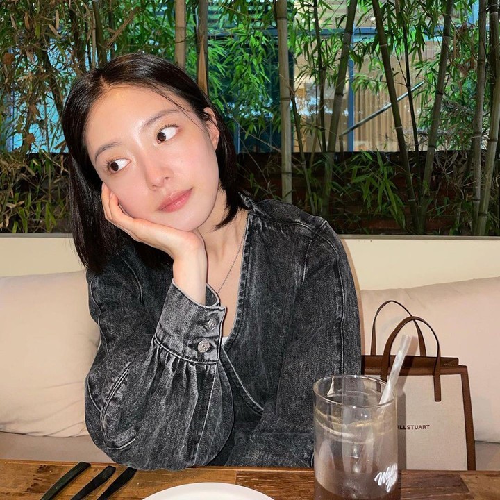 <p>Lee Se Young tengah menjadi aktris yang naik daun. Ia menempati peringkat pertama sebagai aktris drama Korea terpopuler sejak beberapa pekan lalu, berkat partisipasinya di<em> The Red Sleeve.</em> (Foto: Instagram @seyoung_10)</p>