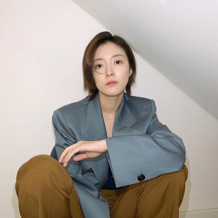 <p>Sempat bikin pangling, Lee Se Young pernah memangkas rambutnya menjadi sangat pendek dengan gaya lebih maskulin. (Foto: Instagram @seyoung_10)</p>