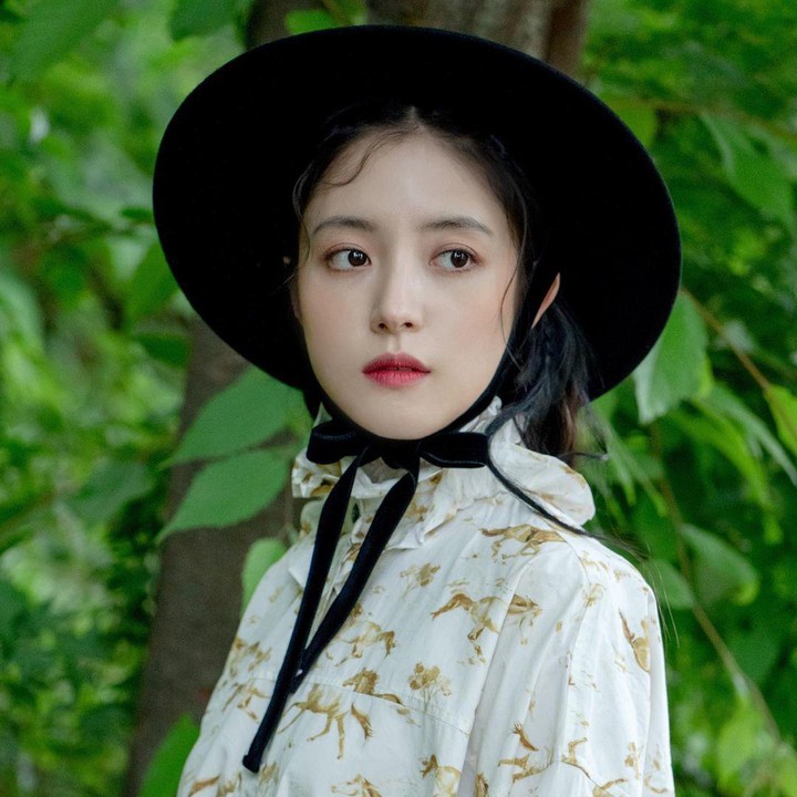<p>Selain dikenal sebagai aktris, Lee Se Young juga kerap didapuk menjadi model. Ia sudah sering bekerja sama dengan berbagai macam <em>brand fashion</em> dan kecantikan. (Foto: Instagram @seyoung_10)</p>