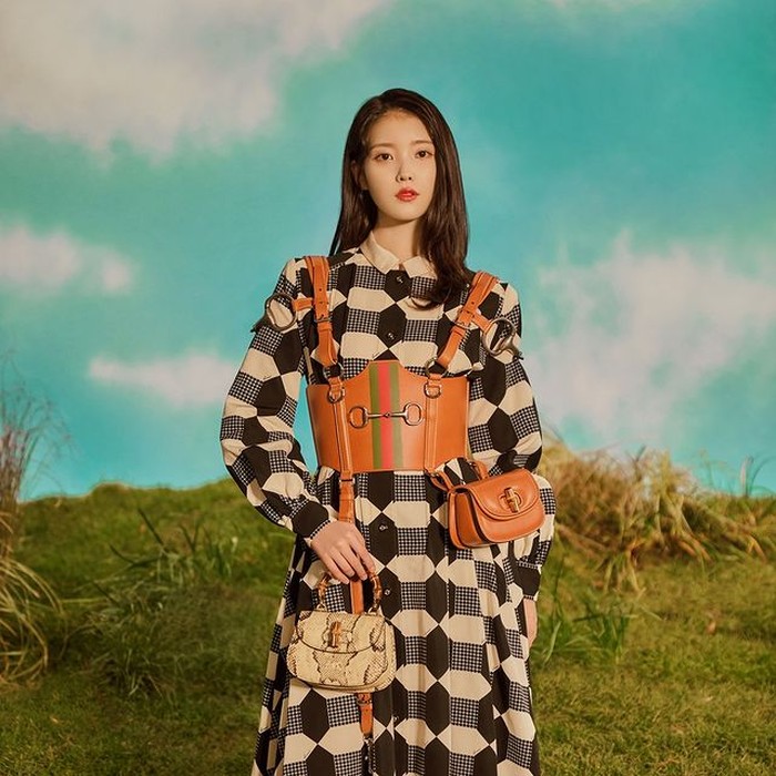 Lewat pemotretan Vogue Korea, IU tampil unik dan elegan dengan koleksi Gucci. Konsep kampanye Gucci untuk musim liburan ini adalah perjalanan ke dunia dongeng yang jauh dan tak dikenal. / foto: instagram.com/voguekorea