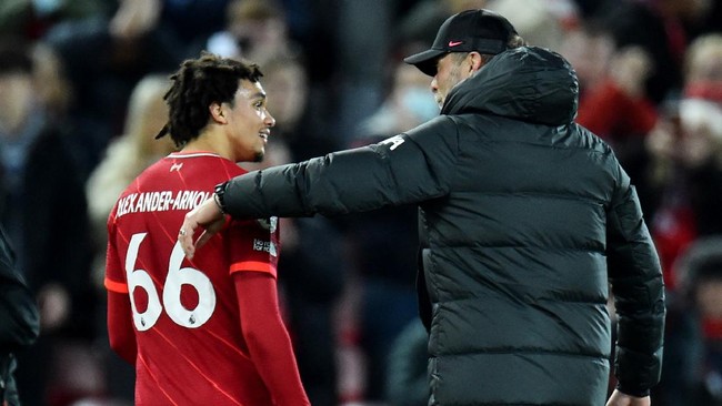 Pelatih Liverpool Jurgen Klopp memakaikan sensor otak kepada para pemainnya dalam persiapan jelang menghadapi Real Madrid di final Liga Champions 2021/2022.