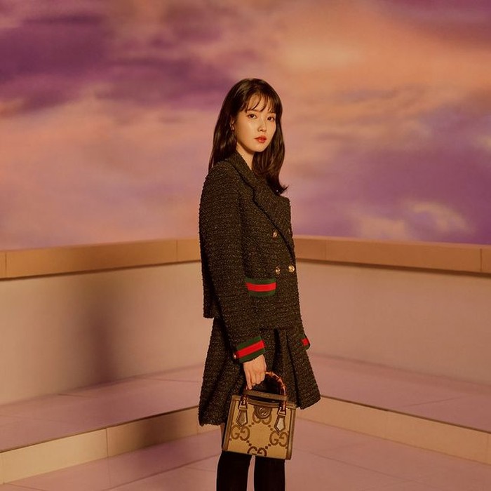 Melalui endorsement, IU mendulang kekayaan yang luar biasa. Sejak awal debutnya, IU sudah menjalin kerja sama dengan 3 brand berbeda. Selain Gucci, IU sempat bekerja sama dengan Guess dan J.Estina Jewelry. / foto: instagram.com/voguekorea