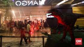FOTO: Melihat Dinosaurus Jalan-jalan di Mal