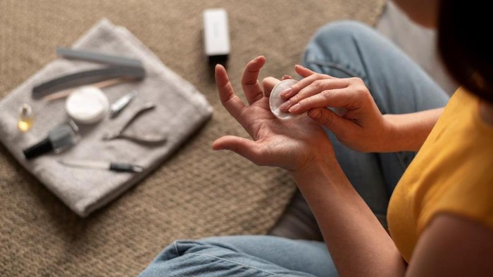 5 Tips Menghapus Cat Kuku Tanpa Nail Polish Remover, Mudah dan Praktis!