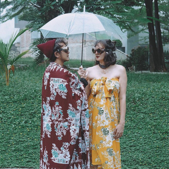 <p>Dalam salah satu momen, Nadie terlihat berpose bareng suami dengan pakaian senada. Keduanya tampak modis dan serasi dengan tampilan gaya yang unik. (Foto: Instagram @nadinelist)</p>