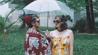 <p>Dalam salah satu momen, Nadie terlihat berpose bareng suami dengan pakaian senada. Keduanya tampak modis dan serasi dengan tampilan gaya yang unik. (Foto: Instagram @nadinelist)</p>