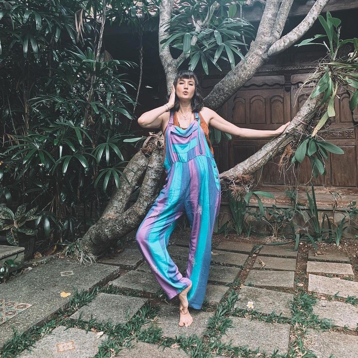<p>Nah, ini penampilan stylish Nadine saat mengenakan baju kodok miliki sang Bunda. Baju 'jadul' ini berhasil diubah Nadine menjadi baju Bumil yang kekinian. Keren ya, Bunda! (Foto: Instagram @nadinelist)</p>