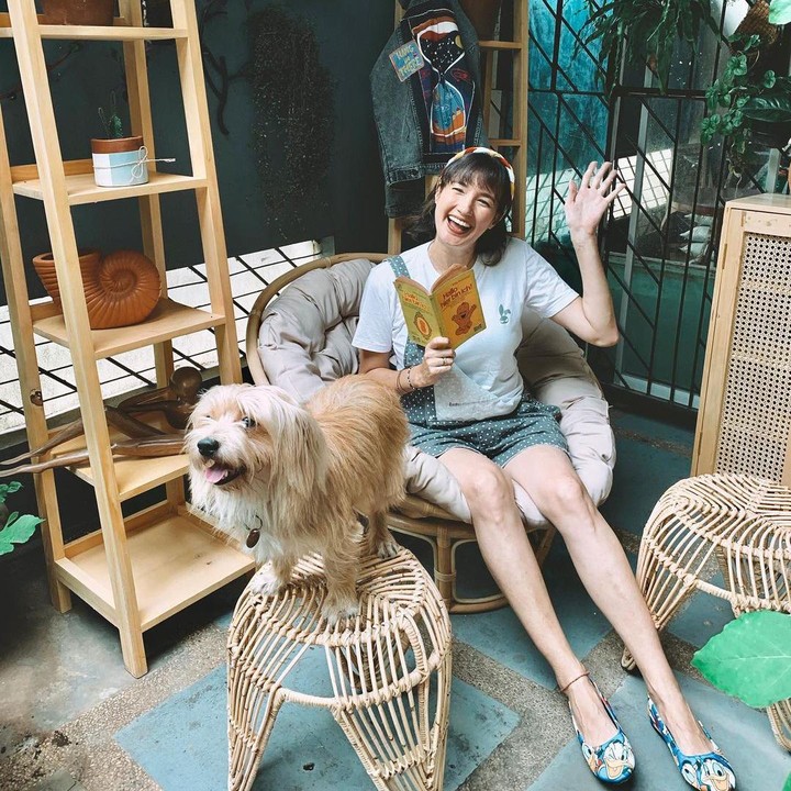 <p>Jelang melahirkan, Nadine banyak menghabiskan waktunya di rumah nih. Wanita 37 tahun ini terlihat sedang membaca buku di sudut rumahnya yang cozy. (Foto: Instagram @nadinelist)</p>