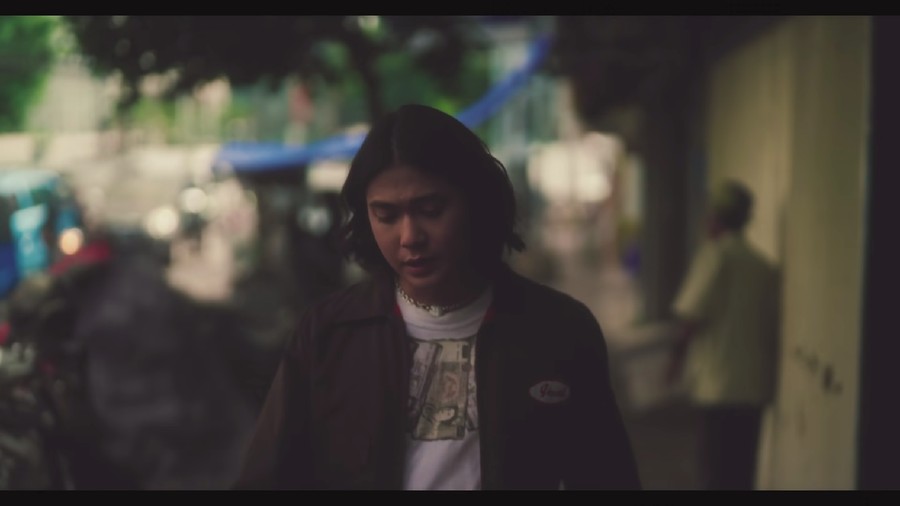 Iqbaal Ramadhan dalam video klip Yang Terdalam
