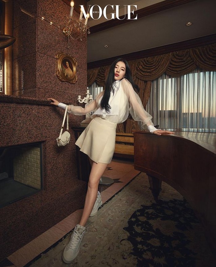 Pada koleksi Dior terbaru ini, didominasi dengan outfit berwarna putih yang disandingkan dengan sneakers warna senada. Pada foto ini, Suzy mengenakan kemaja dan rok sutra putih dengan tas terbaru Dior Barbie East-West. / foto: instagram.com/voguekorea
