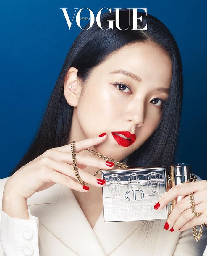Pada Series 1 ini, Jisoo membawakan koleksi 2020 Dior Holiday Look - Atelier of Dreams Collection. Jisoo juga menampilkan Rouge Dior Minodierre, clutch emas yang terinspirasi oleh eksterior Dior House. / foto: instagram.com/voguekore