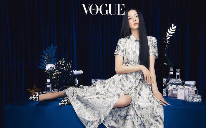 Pada Vogue Korea x Jisoo x Christian Dior Beauty - Series 3, Jisoo membawakan koleksi Dior untuk Holiday Art of Gifting yang juga berkolaborasi dengan seniman London, Alice Shirley. / foto: instagram.com/voguekorea