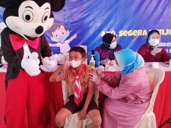 Para Badut Temani Anak-anak Usia 6-11 Tahun Vaksin di Kota Pasuruan