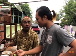 Terkenal Galak, 5 Penjual Makanan Ini Tetap Diantre Pelanggan