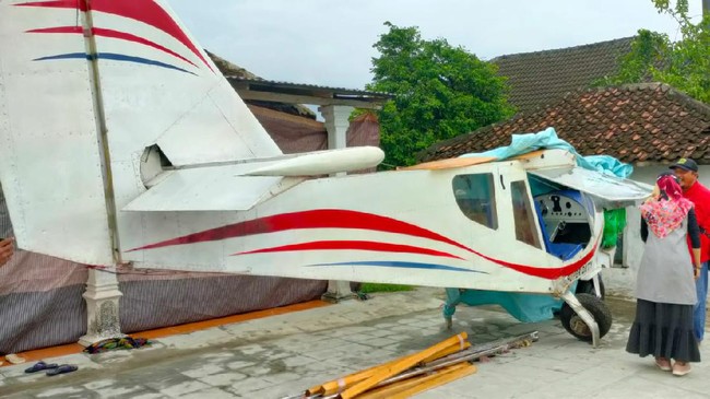 Suryanto, pria asal Lamongan rakit pesawat sendiri. Di antara karyanya ada yang laku dibeli oleh pemerintah Republik Ceko.