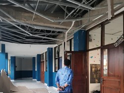Plafon SMPN 32 Tangerang Roboh Diterjang Angin Kencang, Kaca Jendela Pecah