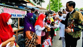 Jokowi Keliling Jateng Bagikan Bantuan ke PKL dan Tinjau Vaksinasi